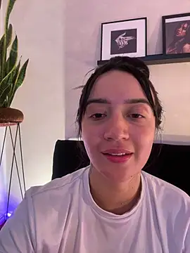 Webcam Model (EmmyEvans1)  is live.Free join now!