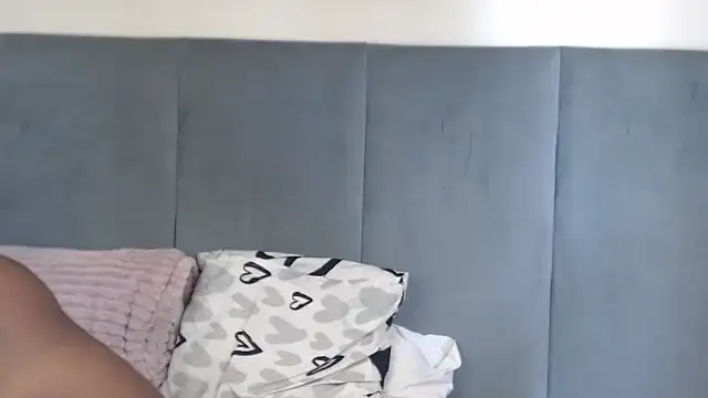 Webcam Model (Jah-Queen)  is live.Free join now!