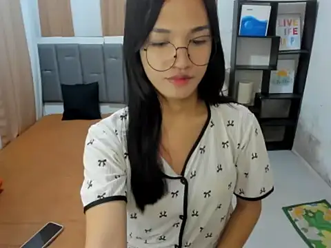 PetiteAsianTrish... Live Webcam on Stripchat