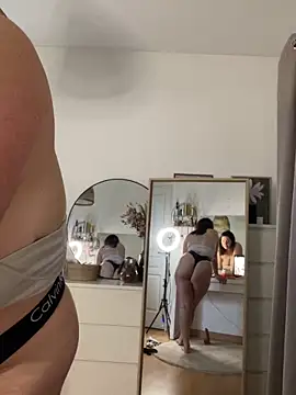 Webcam Model (Petite_minette30)  is live.Free join now!