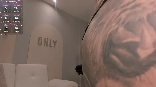 Webcam Model (MadisonKane)  is live.Free join now!