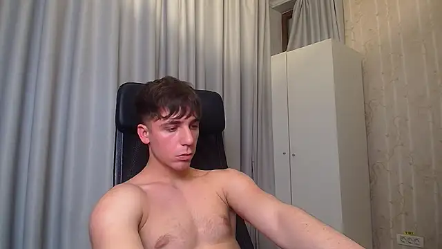 kellenwest (M twink) - naked flex show