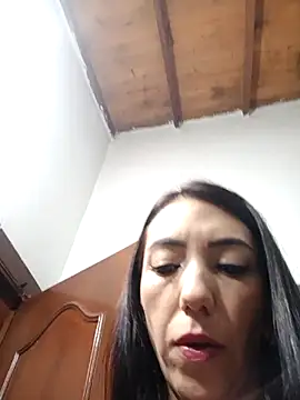 Webcam Model (LunaZambrano) is live