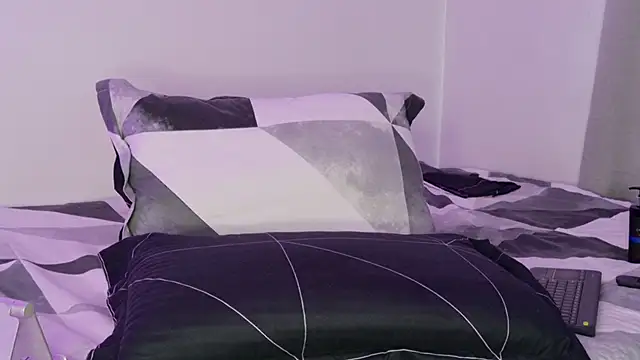 isahilton1 Live Webcam on Stripchat