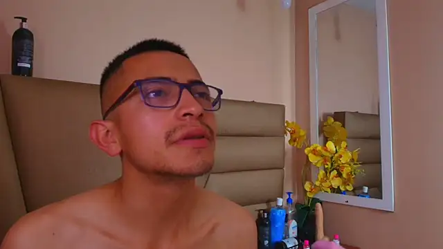 Crimsonsecretts webcam