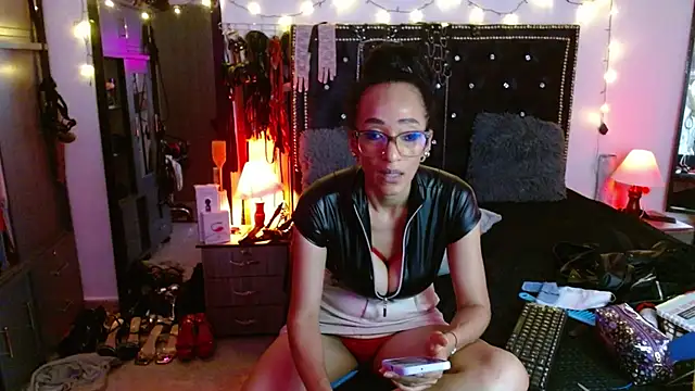 AmelieMartinez webcam