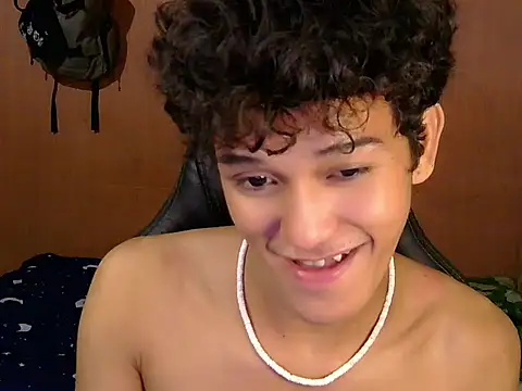 hugekenbigcock - Hugekenbigcock's free webcam - UK Sex Cams