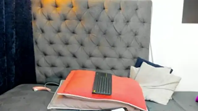 nahiroby_ebony webcam