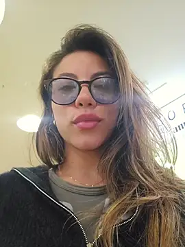 karen_san_miguel (F young) - Omg ! Bra off in restaurant 😈