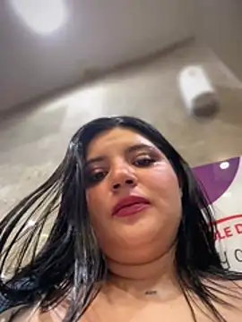 horny_roomiess (F young) - Naked outside