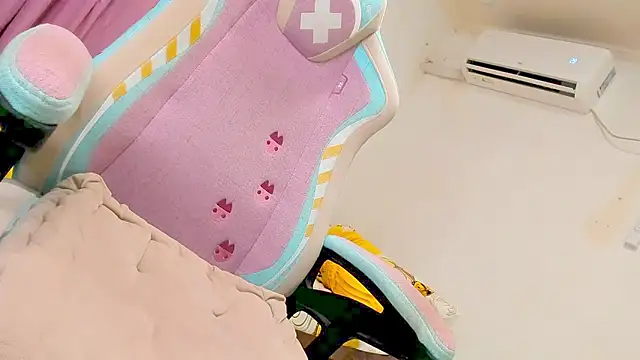 CraveMyCurves webcam