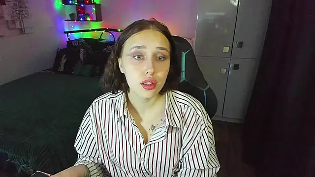 CrazyBitchInLace webcam