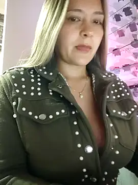 alana_69 (Ask my age) - Take off bra+suck nipples in coffee plac