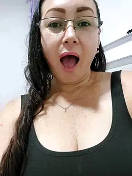 milly_sanchez (F milf) - twerking with oil 🍑
