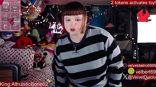 velvetdiablo (F young) - Butt plug and ass view 5 minutes!