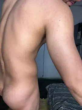 Webcam Model (fullpasionkv220) is live