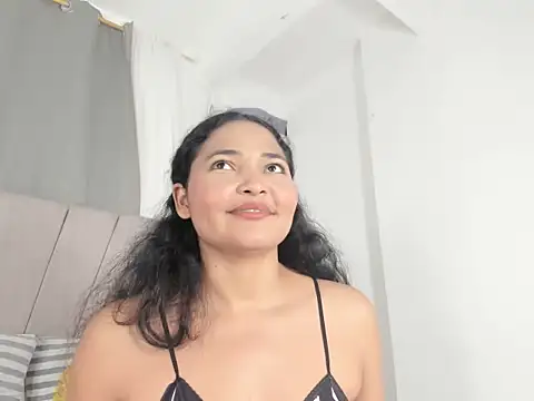 elayha_28 - Elayha_28's free webcam