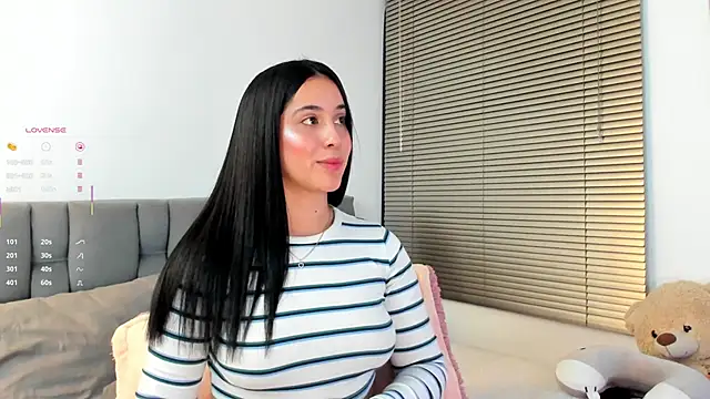 gigi-bom (F young) - naked and fingers in pussy