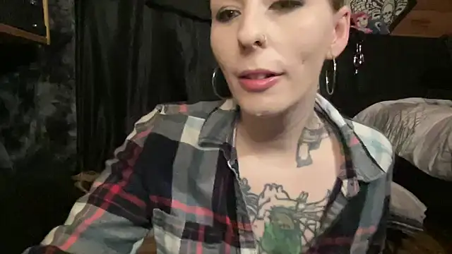 Webcam Model (TeenyDoll) is live