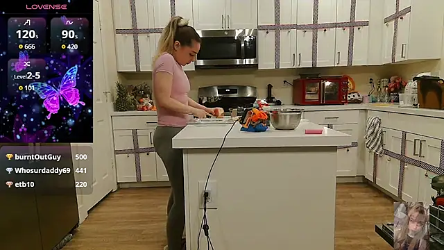 Blondiewithanass webcam