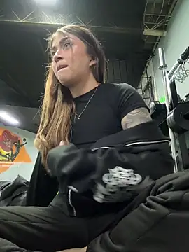 babesamanta (F young) - Show boobs in the gym