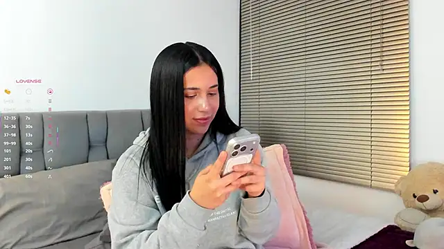 gigi-bom (F young) - naked and fingers in pussy