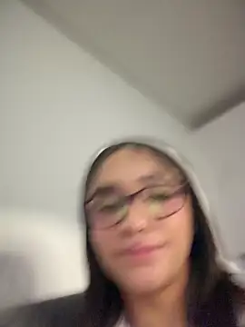 Webcam Model (Isabella-Teen) is live