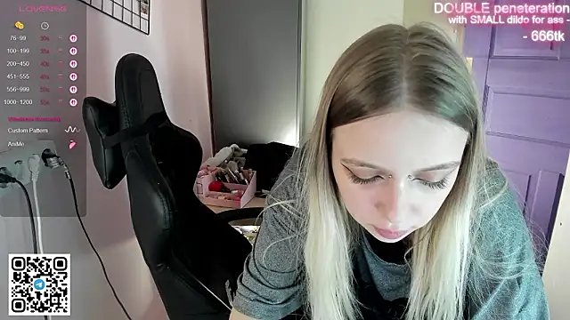 alice_halle (F young) - naked doggy with spread holes