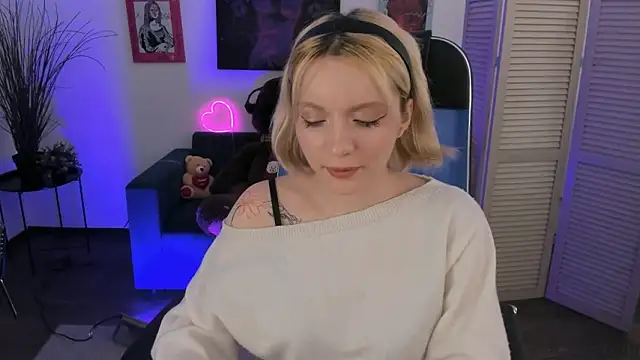 aurorawrenfield - AuroraWrenfield's free webcam - UK Sex Cams