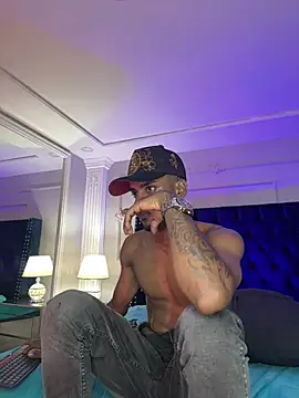 AaronCruz_ Live Webcam on Stripchat