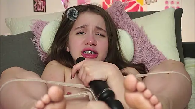 amilewis (F young) - fake SPERM ON MY BOOBS