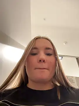 vinerasweet (F young) - finger in a spread ass