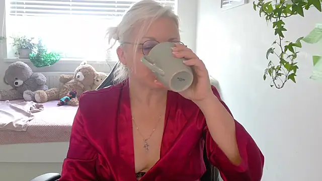 linsy_kim (F milf) - nipple flash