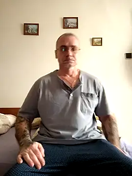 chcem1975 (Ask my age) - Undress me 🙂