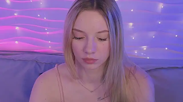 katt__y (F teen) - suck dildo