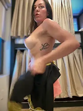 lillithelo (F milf) - 😏 🍒 Spit naked boobs public