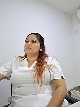 girl_redhead_bigtits