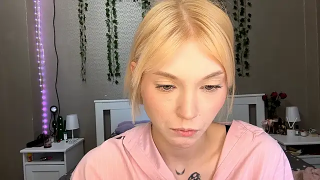 llsabethhaze (F teen) - lift my legs and show me my feet)