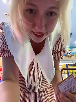 ronniekiss (F young) - show tits