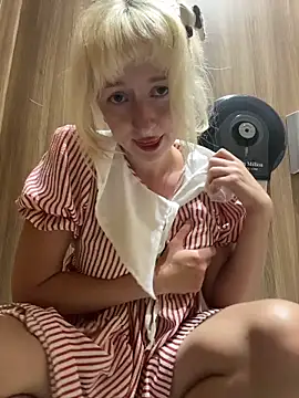 ronniekiss (F young) - show tits