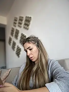 raquelledevon (F young) - hello R!