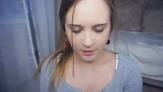 quennacoote (F teen) - two fingers in my little mouth