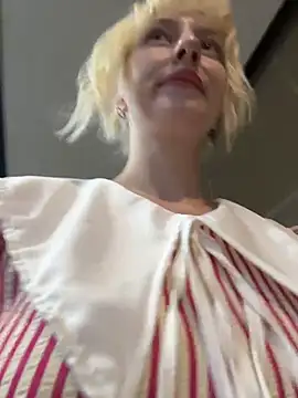 ronniekiss (F young) - play nipples