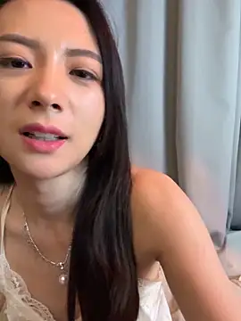 Hi~欢迎来到我的直播间❤️纯欲反差美术老师❤️大厅除指定菜单外不漏点❤️哥哥们可以看看菜单转盘 'C2C，pvt请先私信❤️希望哥哥们玩得开❤️录屏者死全家