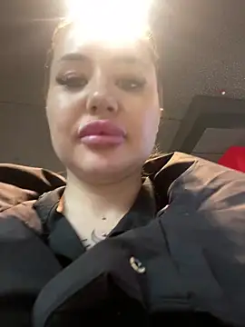 beautydiamond (F young) - Finger pussy under the table