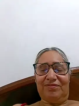 _candi (F mature) - Aceite en las tetas