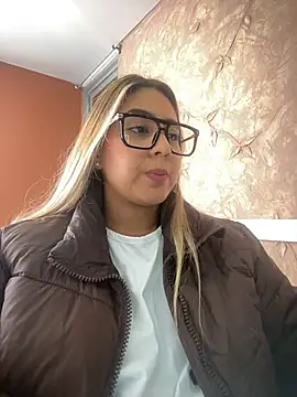 Webcam Model (Miabonnett_)  is live.Free join now!