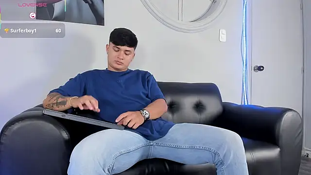 cristopher_strong (M young) - SHOW PENIS THROUGH THE ZIPPER