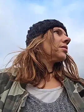 lina_lou4 (F mature) - Second squirt ?