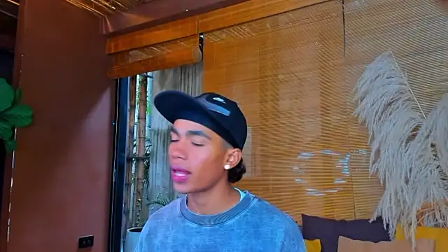 alancutee (Ask my age) - play with fingers